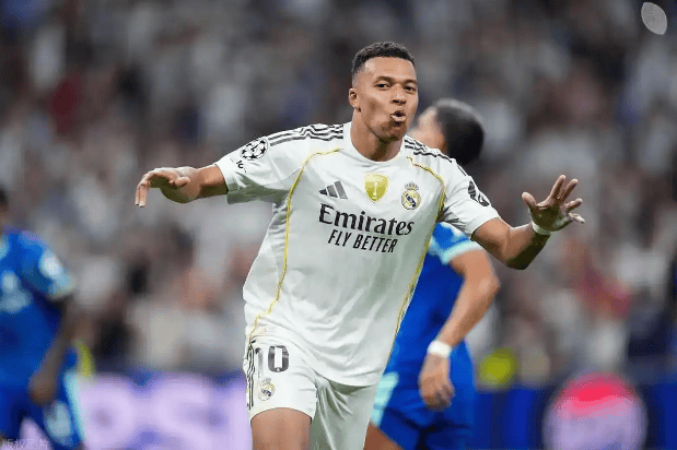 登贝莱捧起金球奖！姆巴佩送祝福，网友调侃：心里不是滋味？